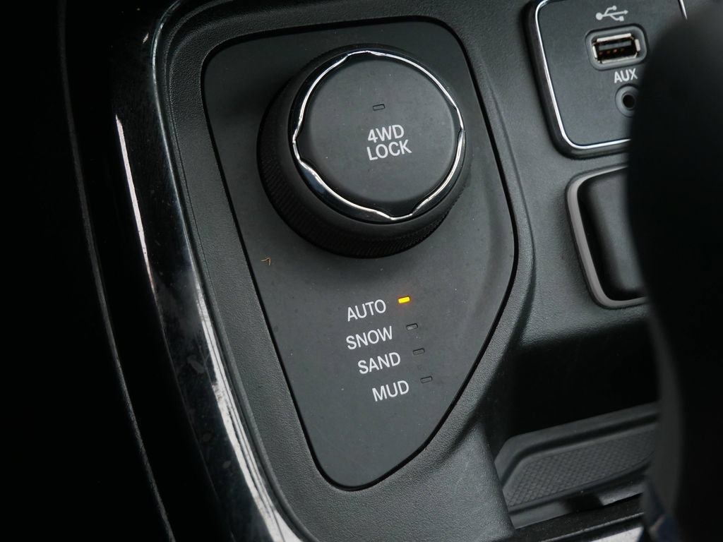 Used 2018 Jeep Compass Limited w/ Navigation Group AWD/4WD image 25
