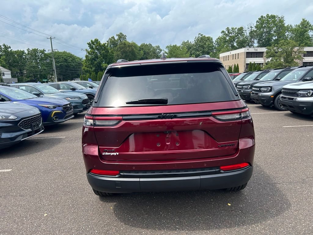 Used 2024 Jeep Grand Cherokee Limited w/ Black Appearance Package AWD/4WD image 7