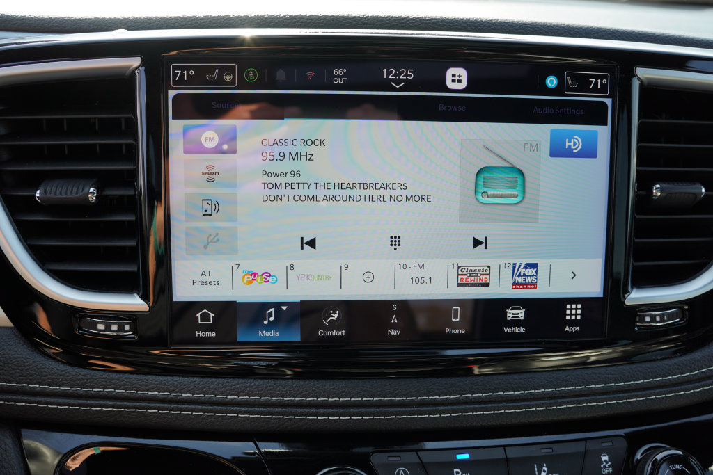 Used 2025 Chrysler Pacifica Limited FWD image 27