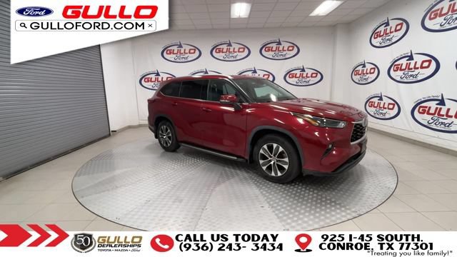 Used 2022 Toyota Highlander XLE FWD image 2