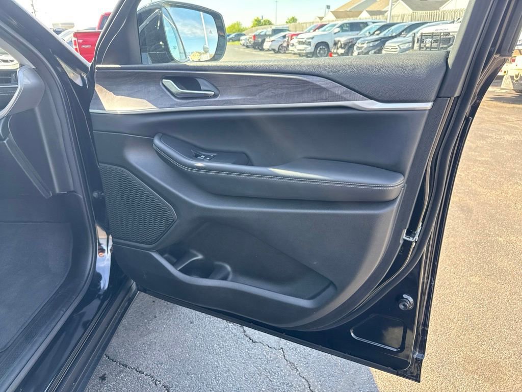Used 2023 Jeep Grand Cherokee Limited AWD/4WD image 30