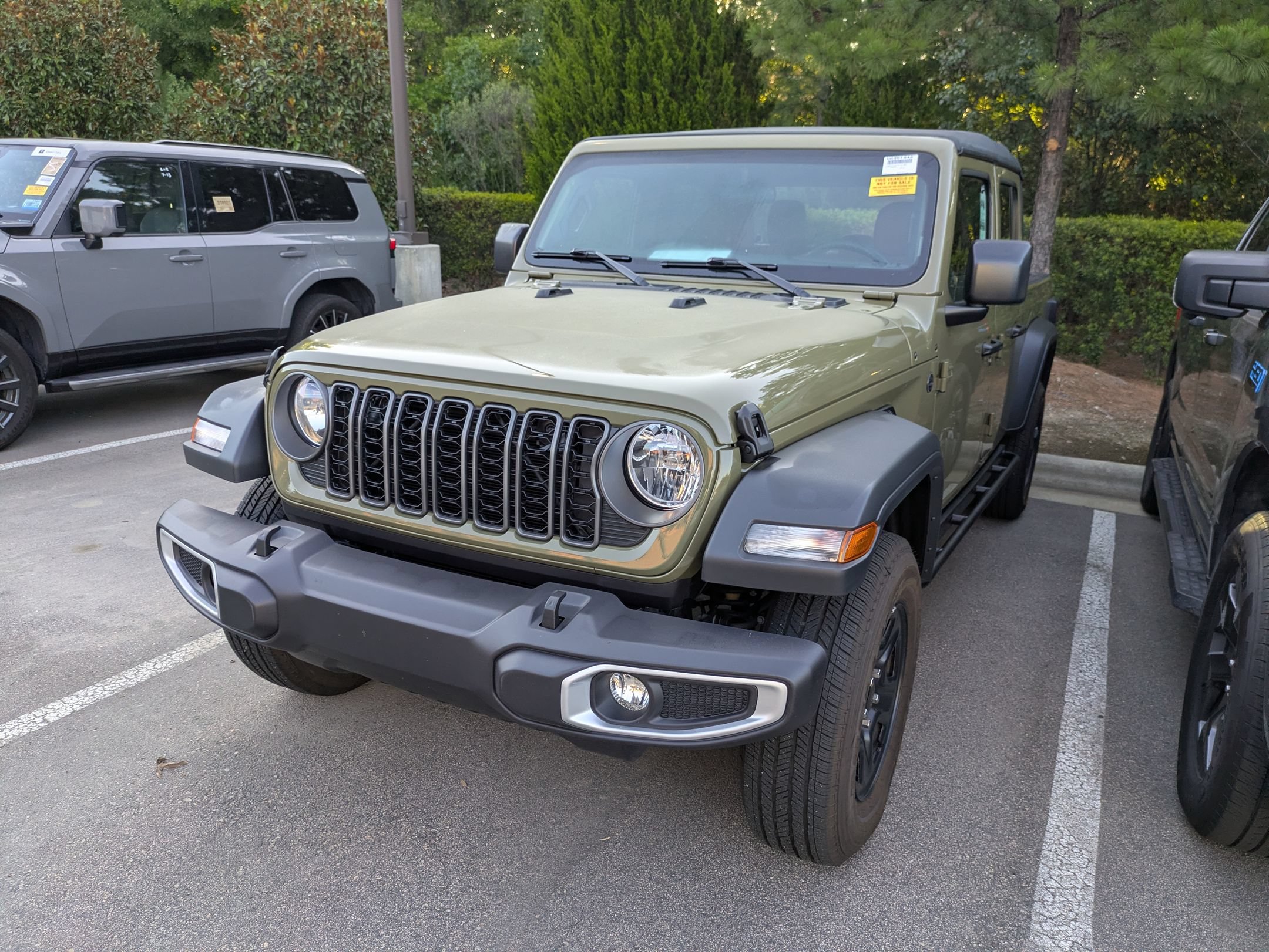 Used 2025 Jeep Gladiator Sport AWD/4WD image 3