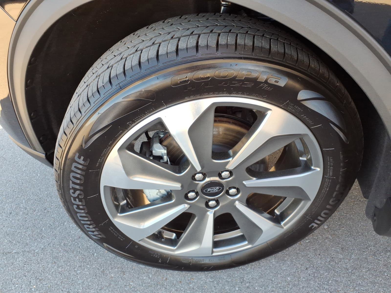 Certified 2025 Ford Escape Platinum w/ Class II Trailer Tow Package image 9