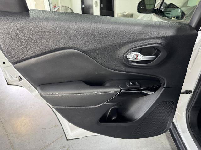 Used 2023 Jeep Cherokee Altitude Lux AWD/4WD image 27