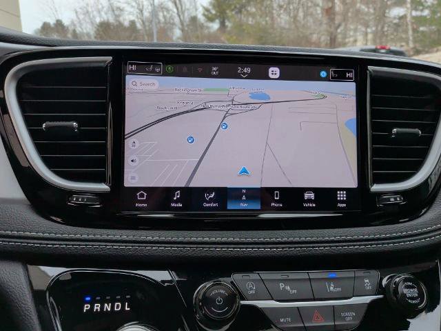 Used 2025 Chrysler Pacifica Limited w/ Uconnect Theater Family Group image 33