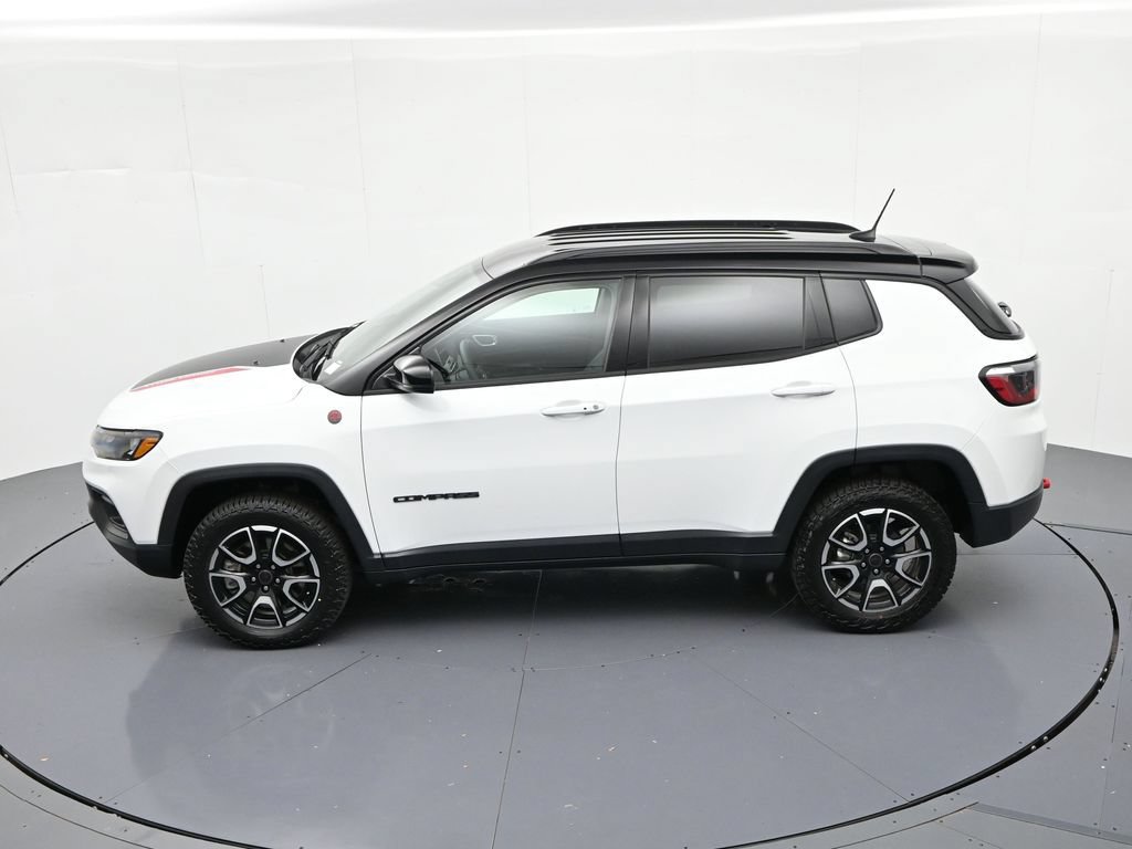 Used 2025 Jeep Compass Trailhawk AWD/4WD image 17