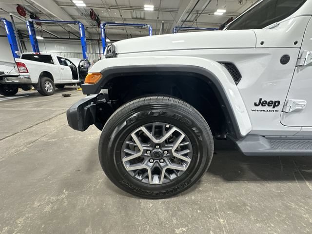 Used 2025 Jeep Wrangler Unlimited Sahara AWD/4WD image 23