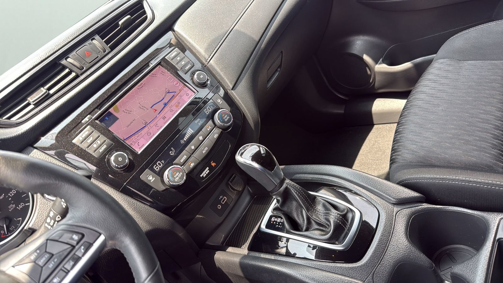 Used 2018 Nissan Rogue SV w/ Premium Package FWD image 20