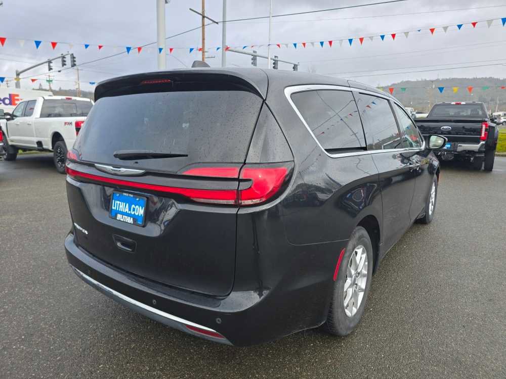 Used 2023 Chrysler Pacifica Touring-L image 5