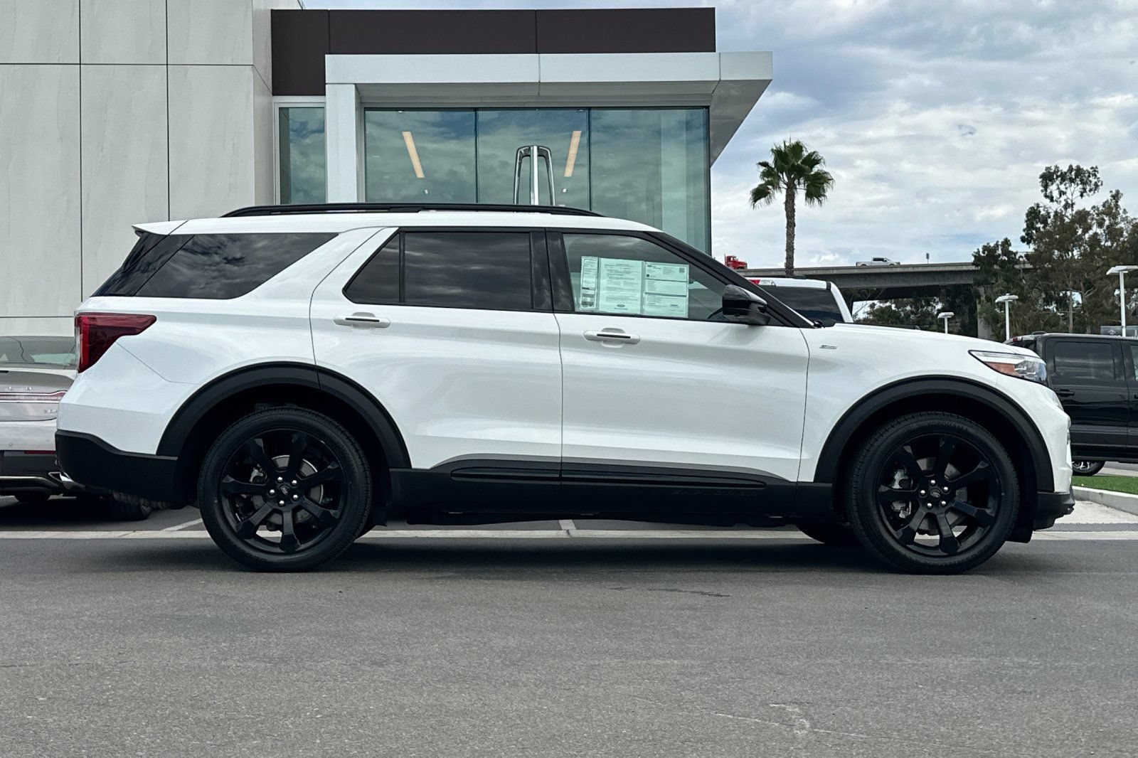Certified 2023 Ford Explorer ST-Line w/ Class IV Trailer Tow Package RWD image 2