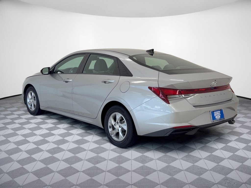 Used 2021 Hyundai Elantra SE FWD image 3