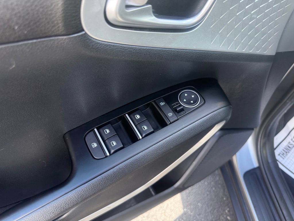 Used 2025 Kia Soul LX w/ LX Technology Package FWD image 14