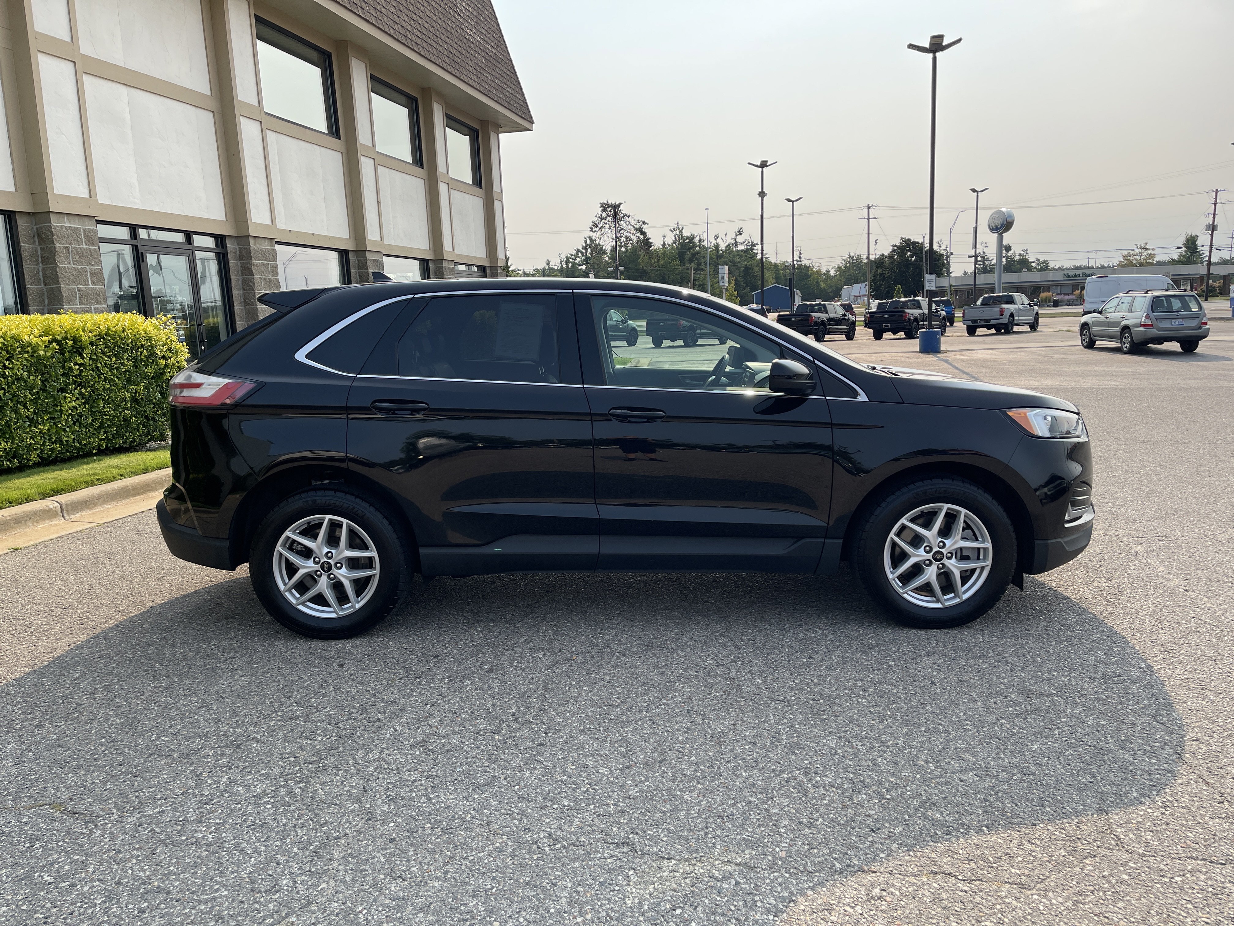 Certified 2024 Ford Edge SEL w/ Convenience Package AWD/4WD image 2