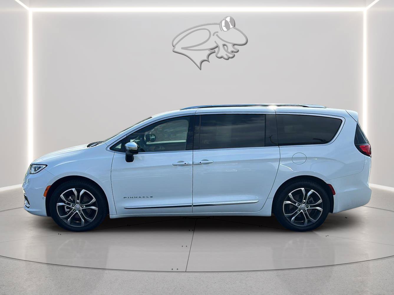 Used 2026 Chrysler Pacifica Pinnacle w/ Trailer Tow Group FWD image 2