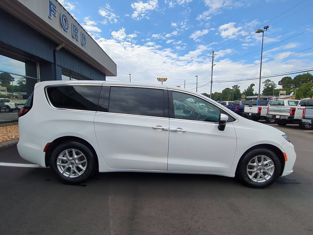 Used 2023 Chrysler Pacifica Touring-L FWD image 4