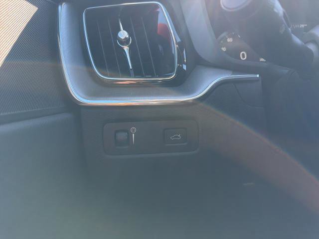 Used 2021 Volvo XC60 T5 Momentum w/ Premium Package image 21