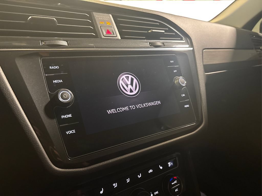 Used 2018 Volkswagen Tiguan SEL AWD/4WD image 25