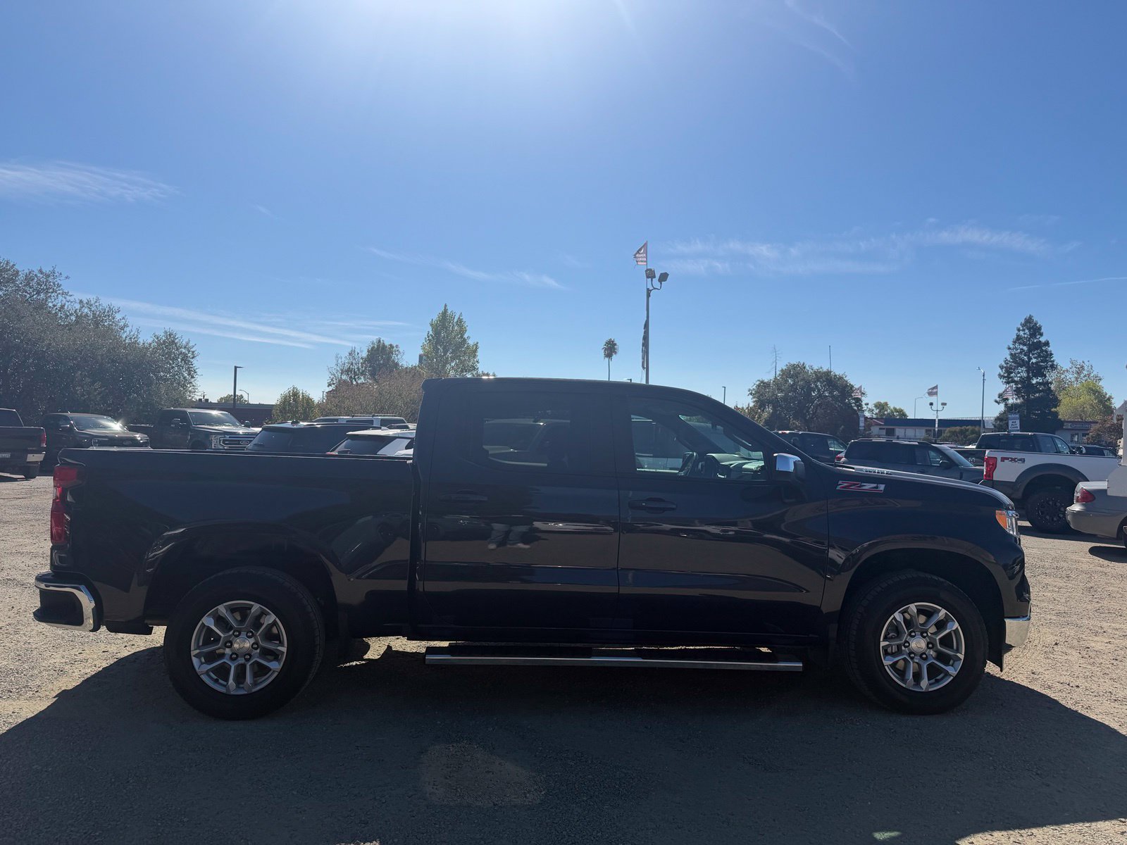 Used 2023 Chevrolet Silverado 1500 LT w/ Z71 Off-Road Package AWD/4WD image 6