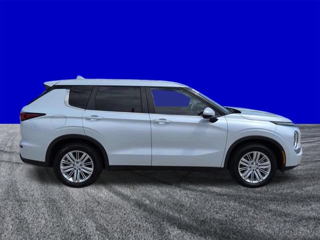 Used 2023 Mitsubishi Outlander ES FWD image 3