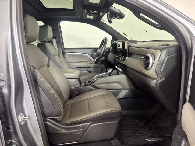 Used 2025 Chevrolet Colorado ZR2 w/ Technology Package AWD/4WD image 4