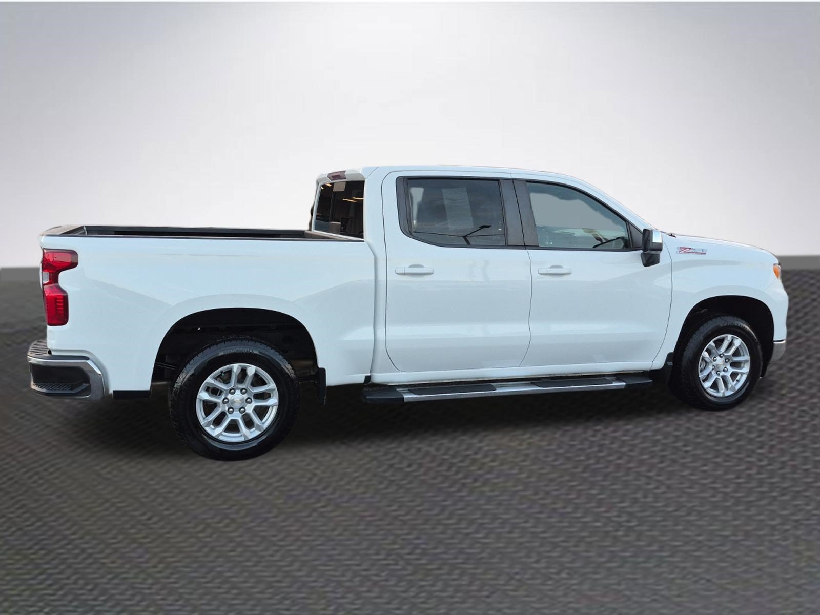 Used 2023 Chevrolet Silverado 1500 LT w/ Z71 Off-Road Package AWD/4WD image 4