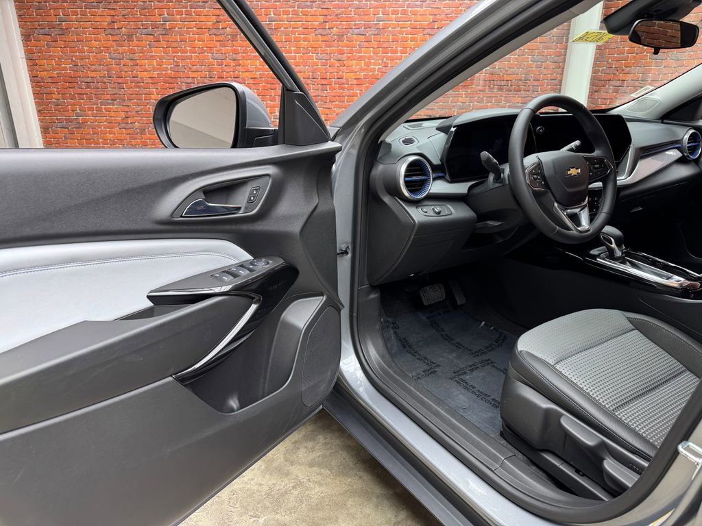 Used 2024 Chevrolet Trax LT w/ LT Convenience Package image 11