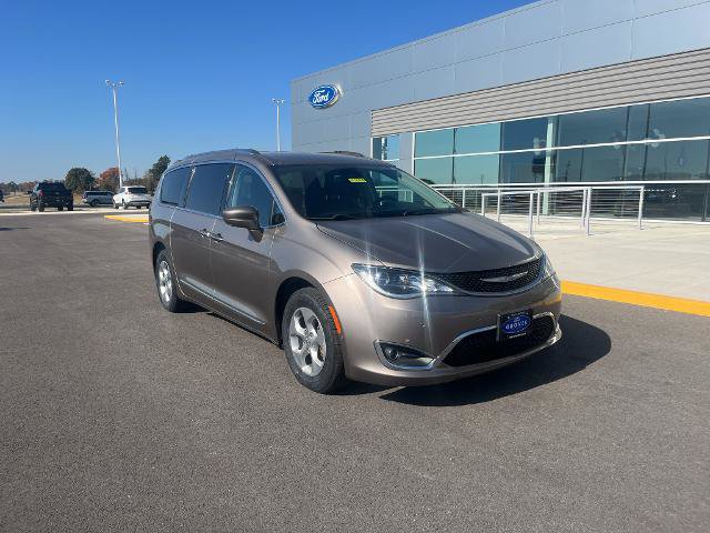 Used 2017 Chrysler Pacifica Touring-L Plus FWD image 3