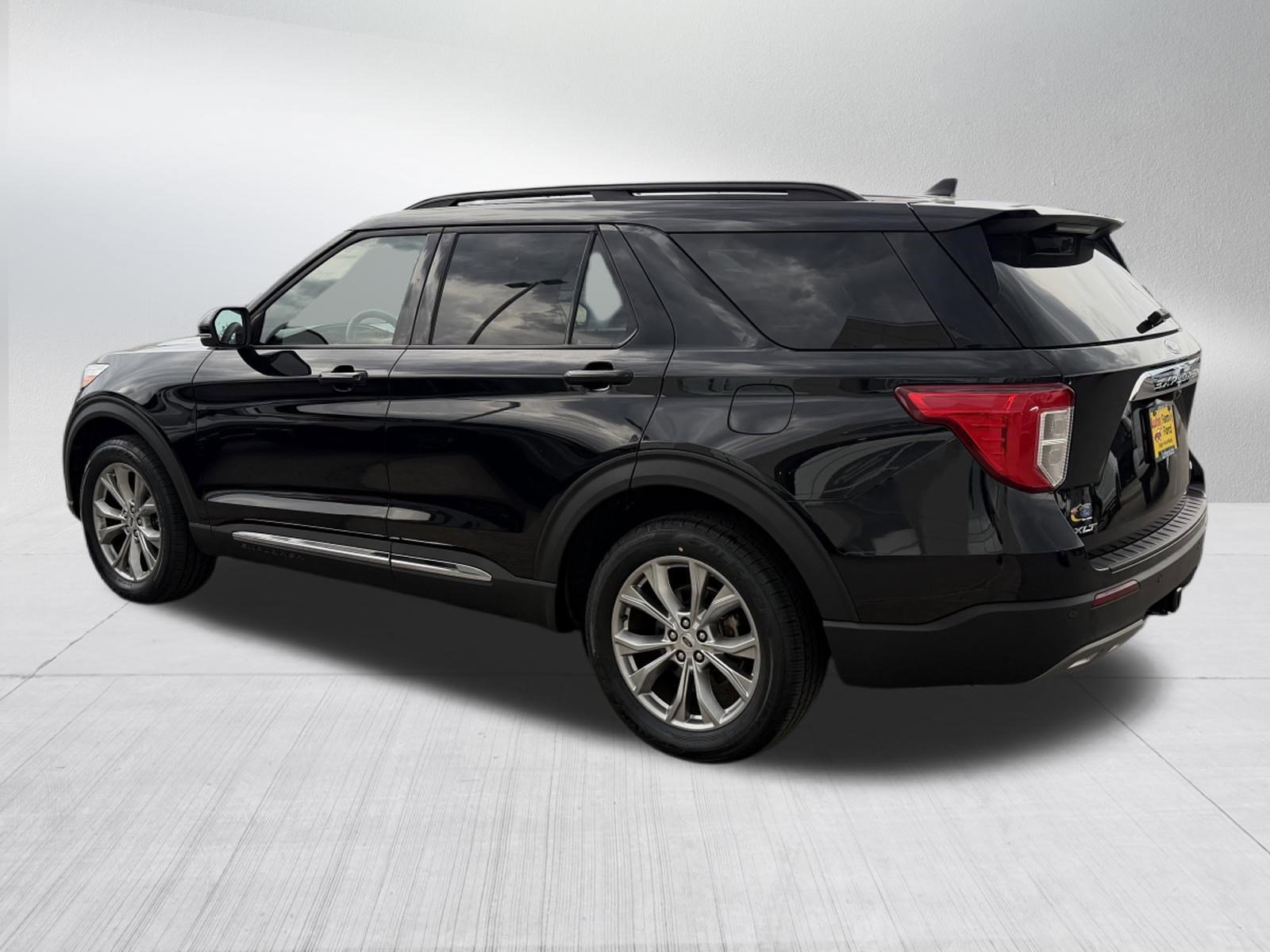 Certified 2023 Ford Explorer XLT w/ Equipment Group 202A AWD/4WD image 5