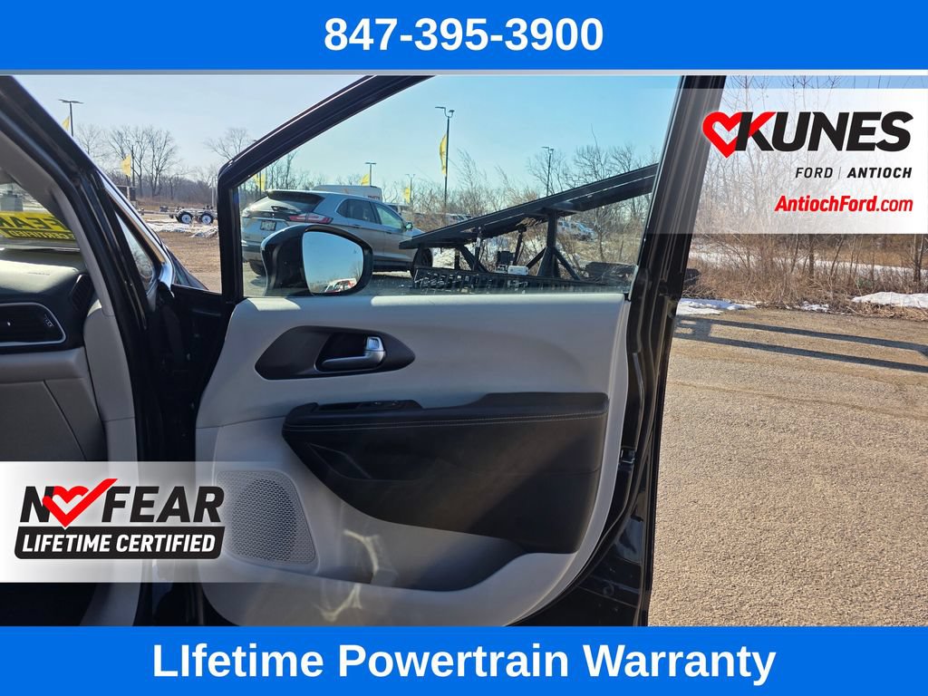 Used 2024 Chrysler Pacifica Touring-L FWD image 31