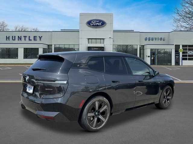 Used 2023 BMW iX xDrive50 w/ Sport Package AWD/4WD image 4