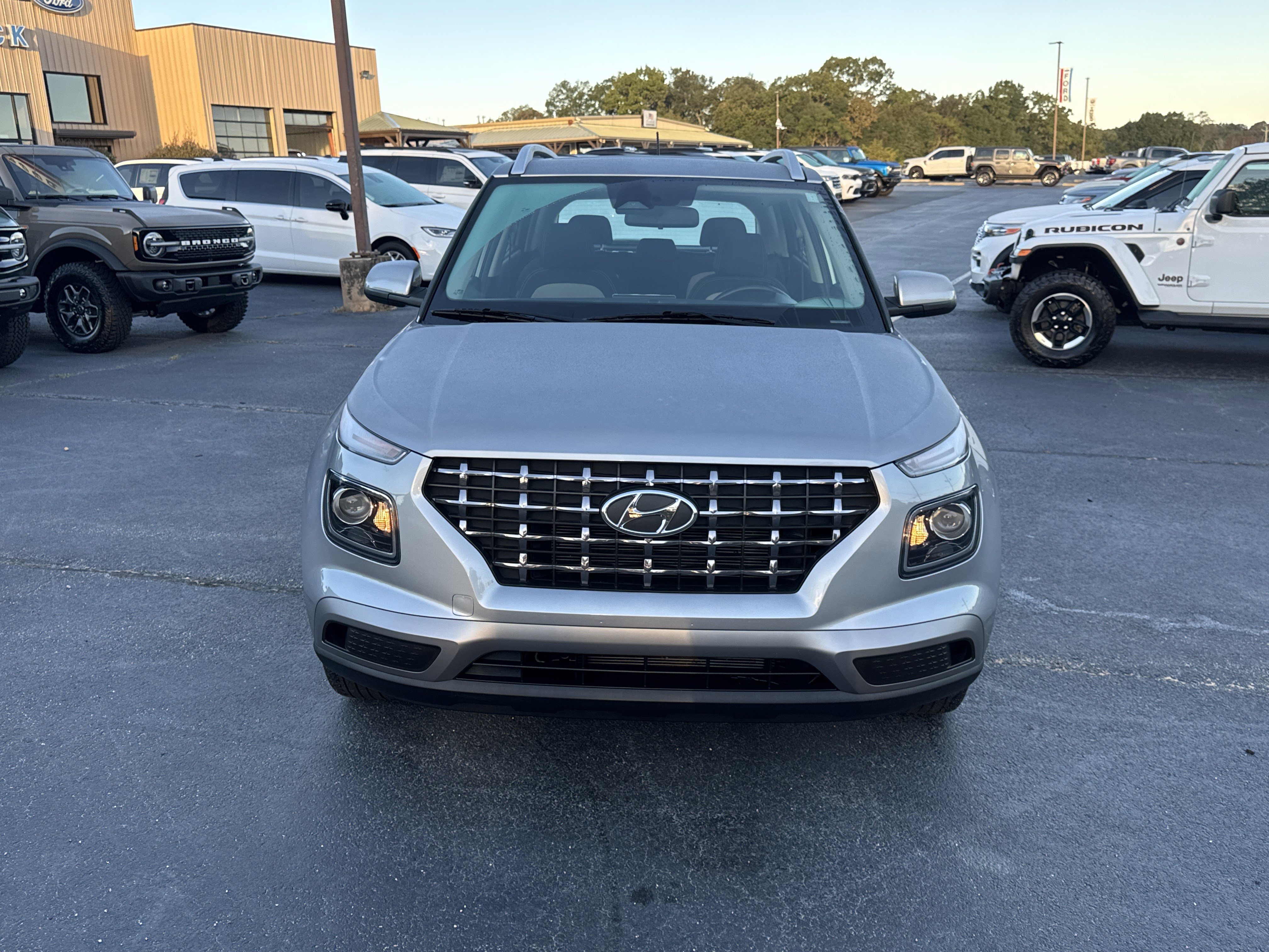 Used 2024 Hyundai Venue SEL image 3