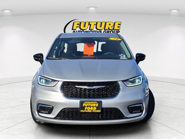 Used 2024 Chrysler Pacifica Touring-L FWD image 2