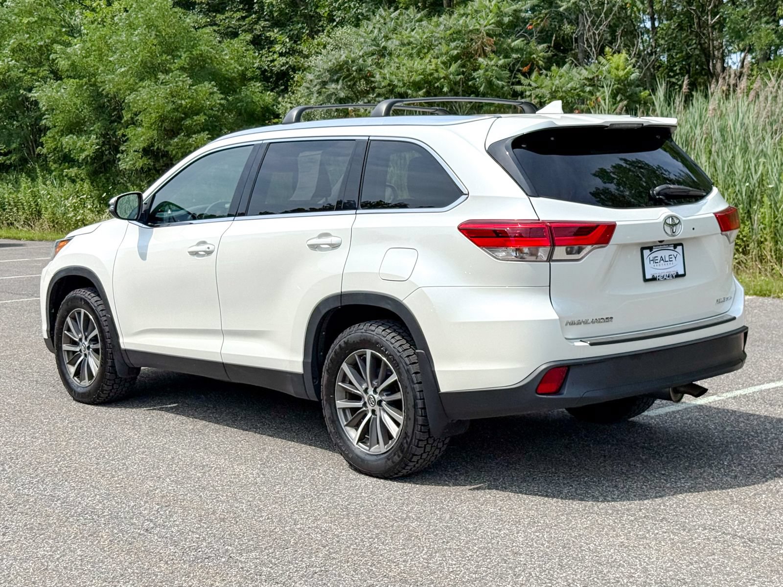 Used 2019 Toyota Highlander XLE AWD/4WD image 4