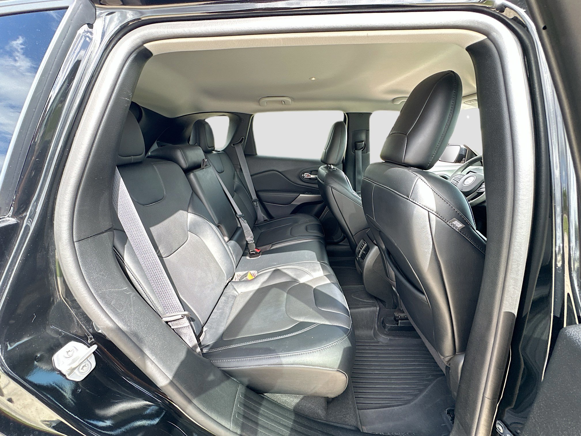 Used 2022 Jeep Cherokee Latitude Lux w/ Mopar Interior Package FWD image 24