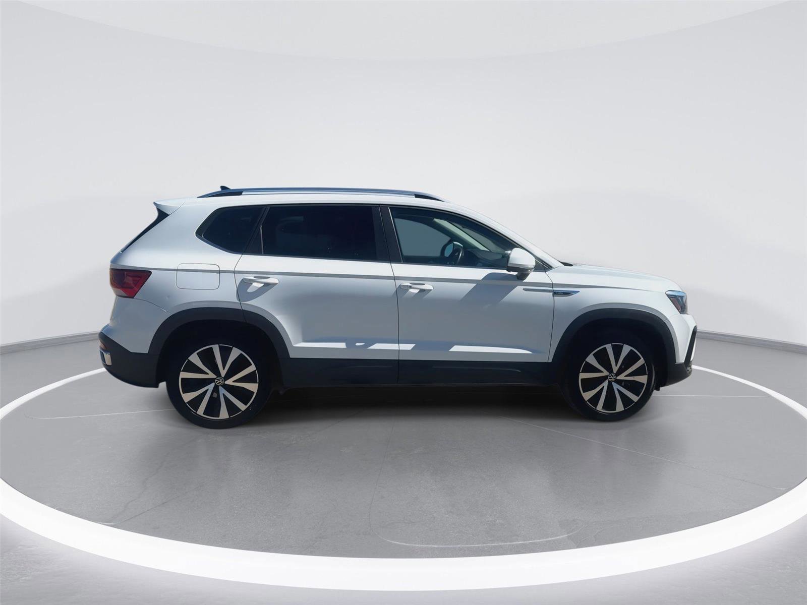 Used 2024 Volkswagen Taos SE image 3