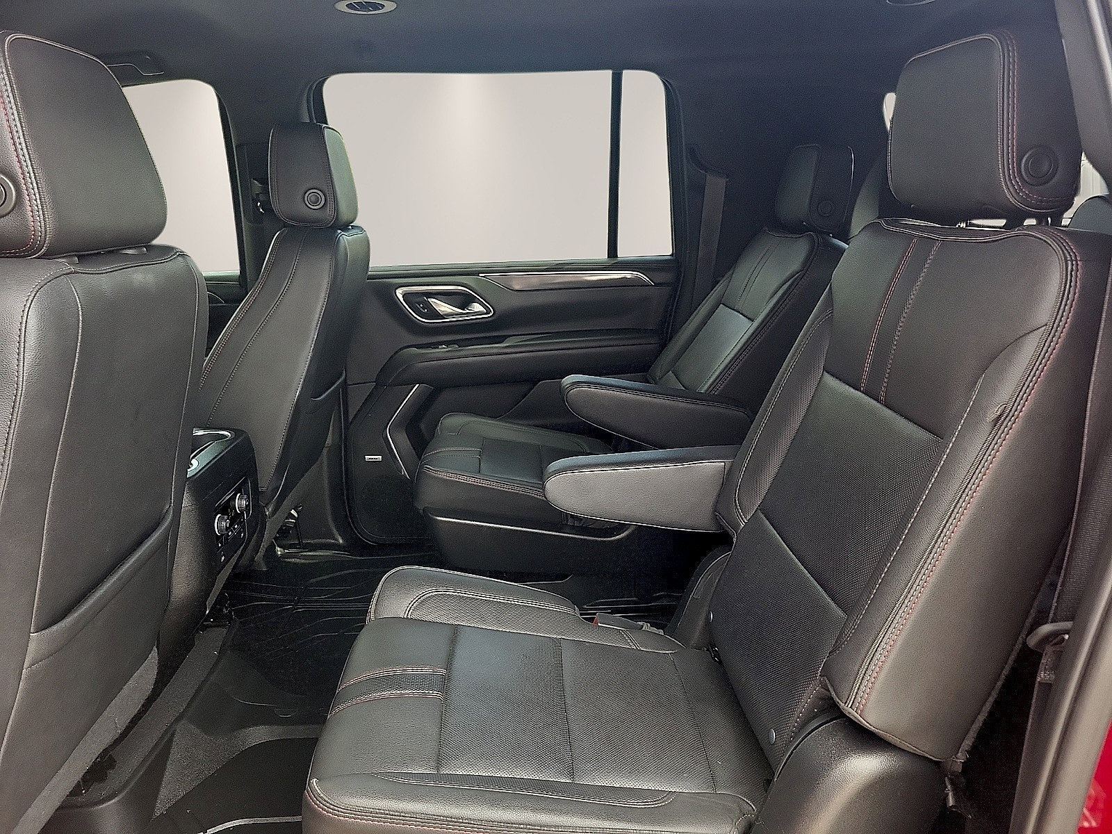 Used 2022 Chevrolet Suburban RST w/ Luxury Package AWD/4WD image 11
