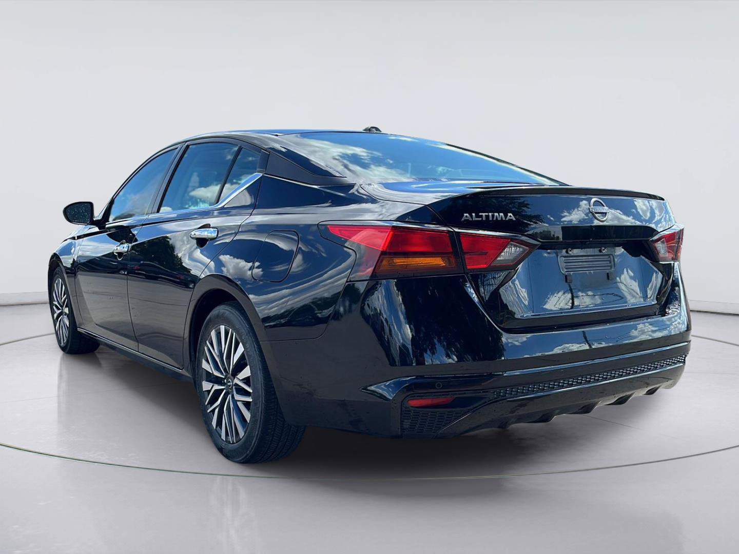 Used 2025 Nissan Altima 2.5 SV FWD image 5