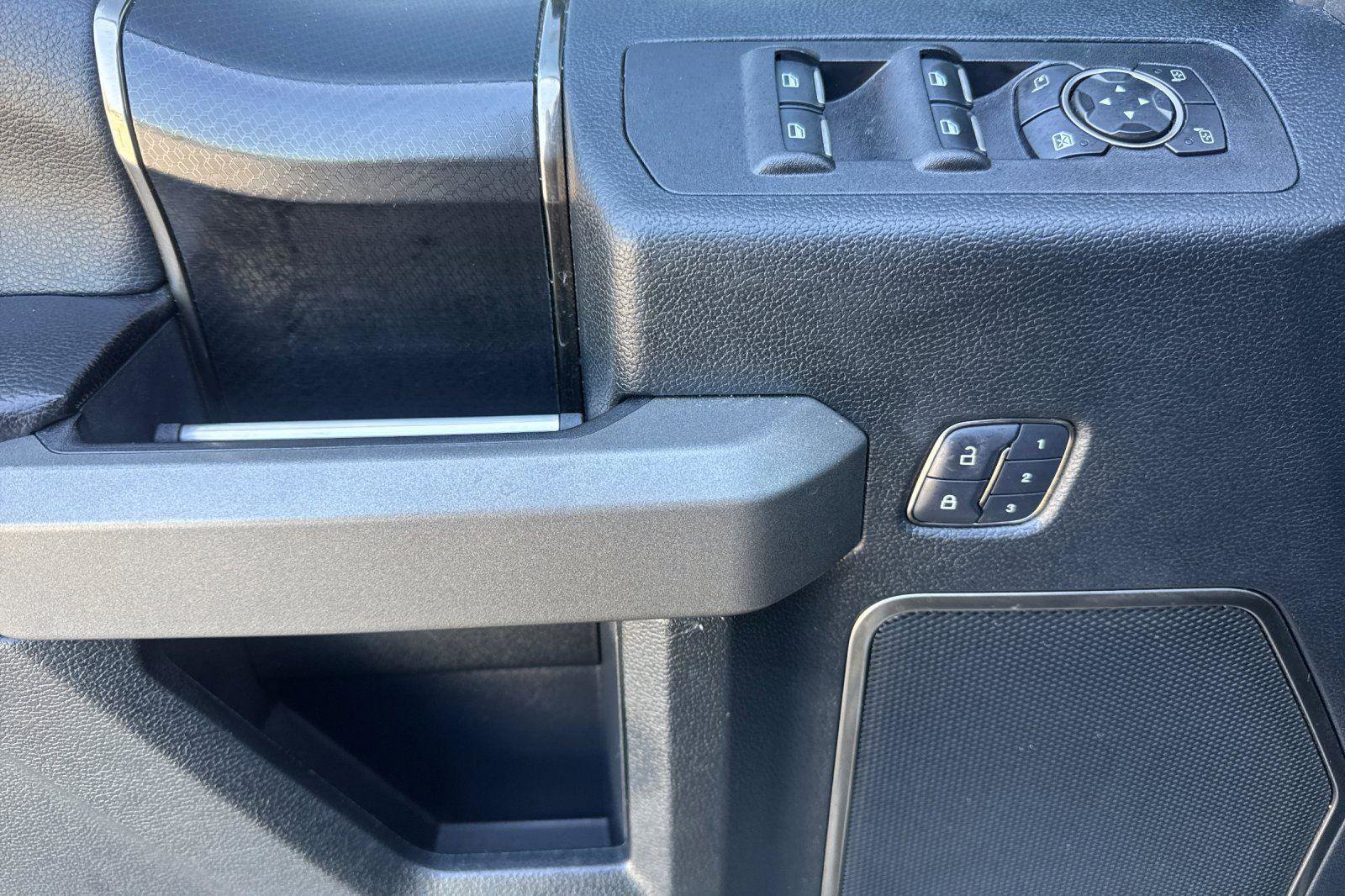 Certified 2017 Ford F150 Raptor w/ Equipment Group 802A Luxury image 9