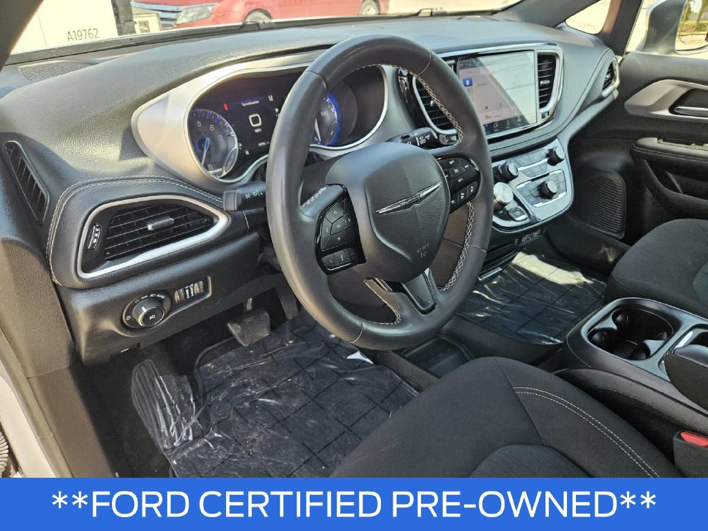 Used 2023 Chrysler Pacifica Touring FWD image 17