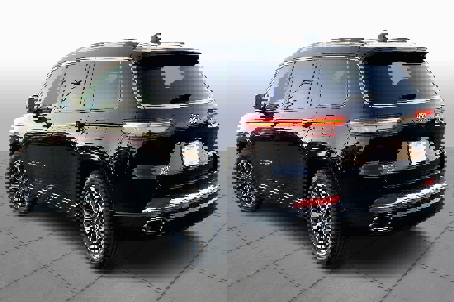 Used 2023 Jeep Grand Cherokee L Overland w/ Advanced Protech Group III image 4