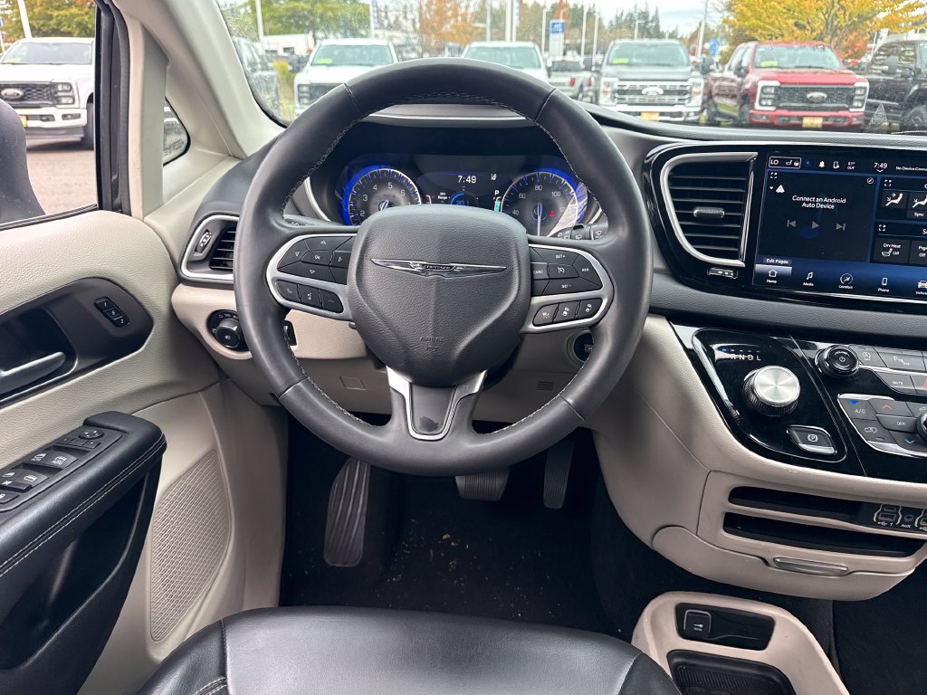 Used 2023 Chrysler Pacifica Touring-L FWD image 8