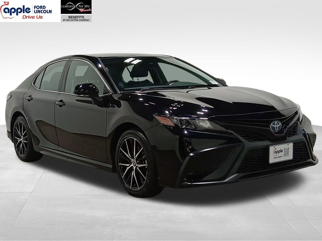 Used 2022 Toyota Camry SE w/ Cold Weather Package