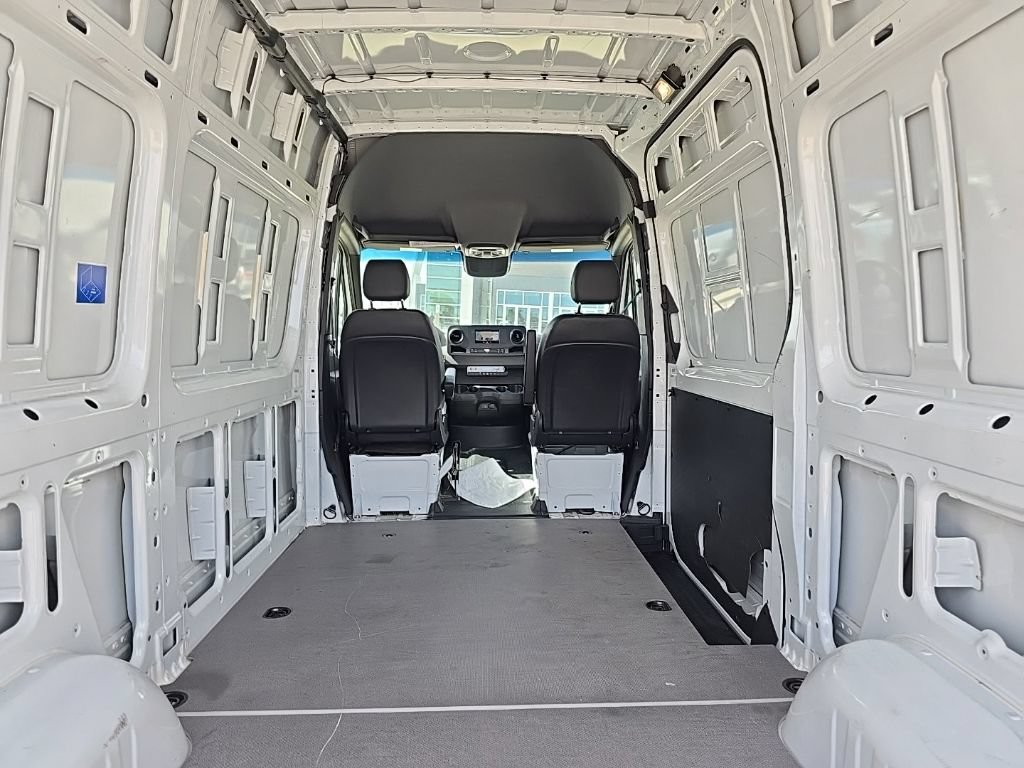 Used 2024 Mercedes-Benz Sprinter 2500 image 8
