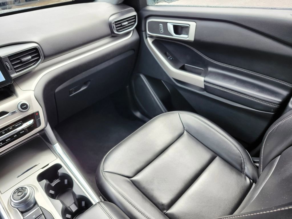 Certified 2022 Ford Explorer XLT w/ Equipment Group 202A image 15