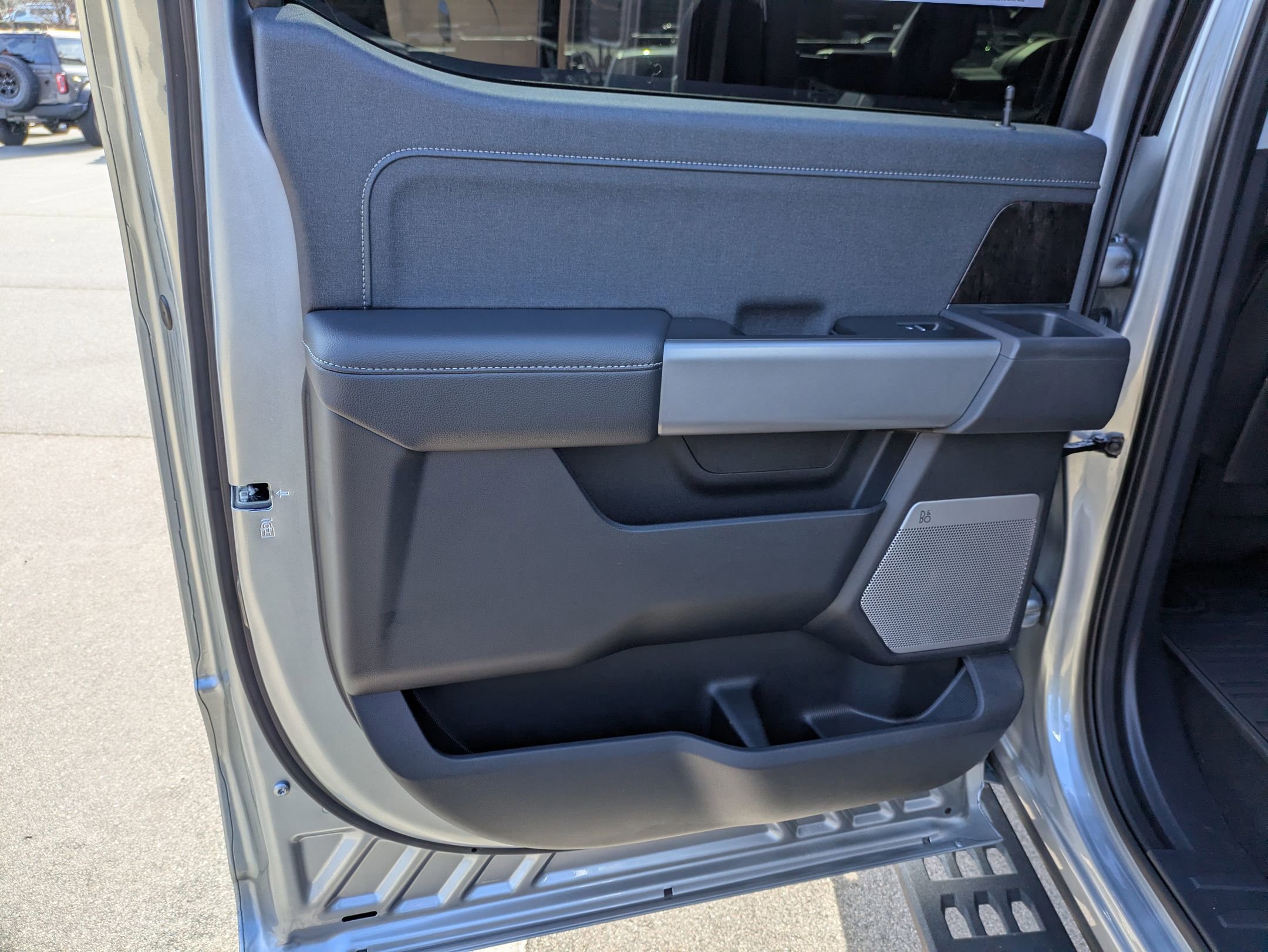 Certified 2024 Ford F350 Lariat w/ Chrome Package image 32