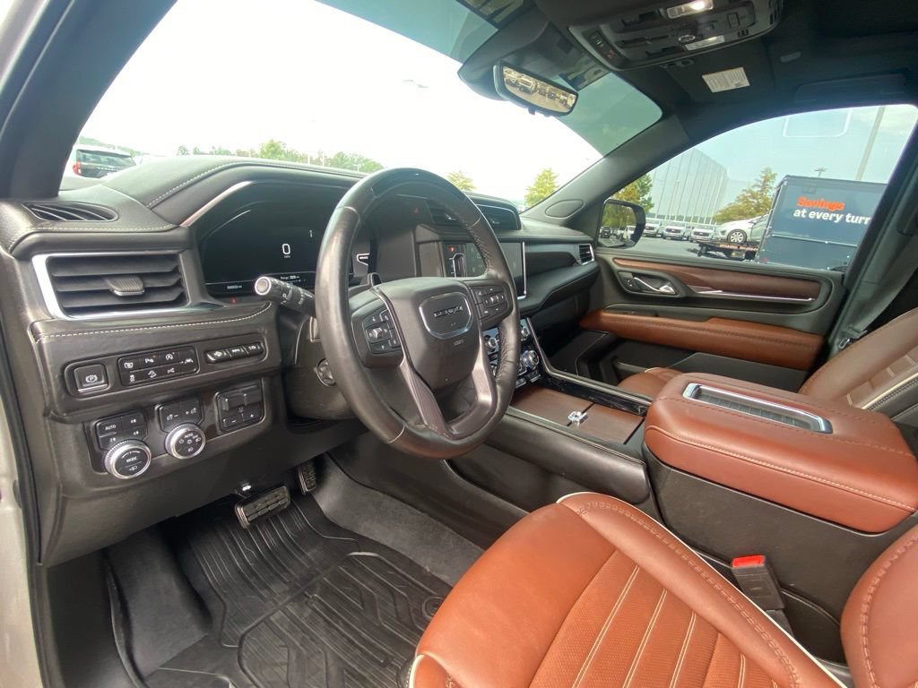 Used 2023 GMC Yukon XL Denali Ultimate AWD/4WD image 9