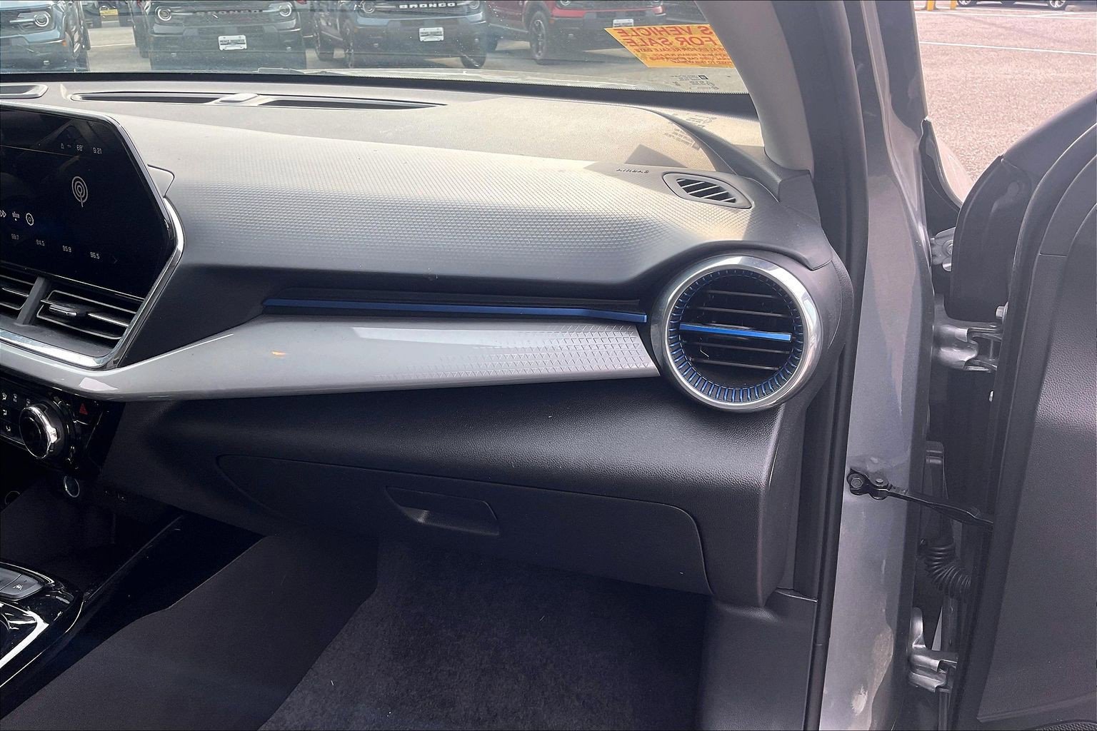 Used 2025 Chevrolet Trax LT FWD image 15