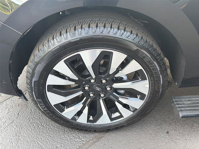 Certified 2025 Ford Expedition Platinum w/ Driver's Package AWD/4WD image 38