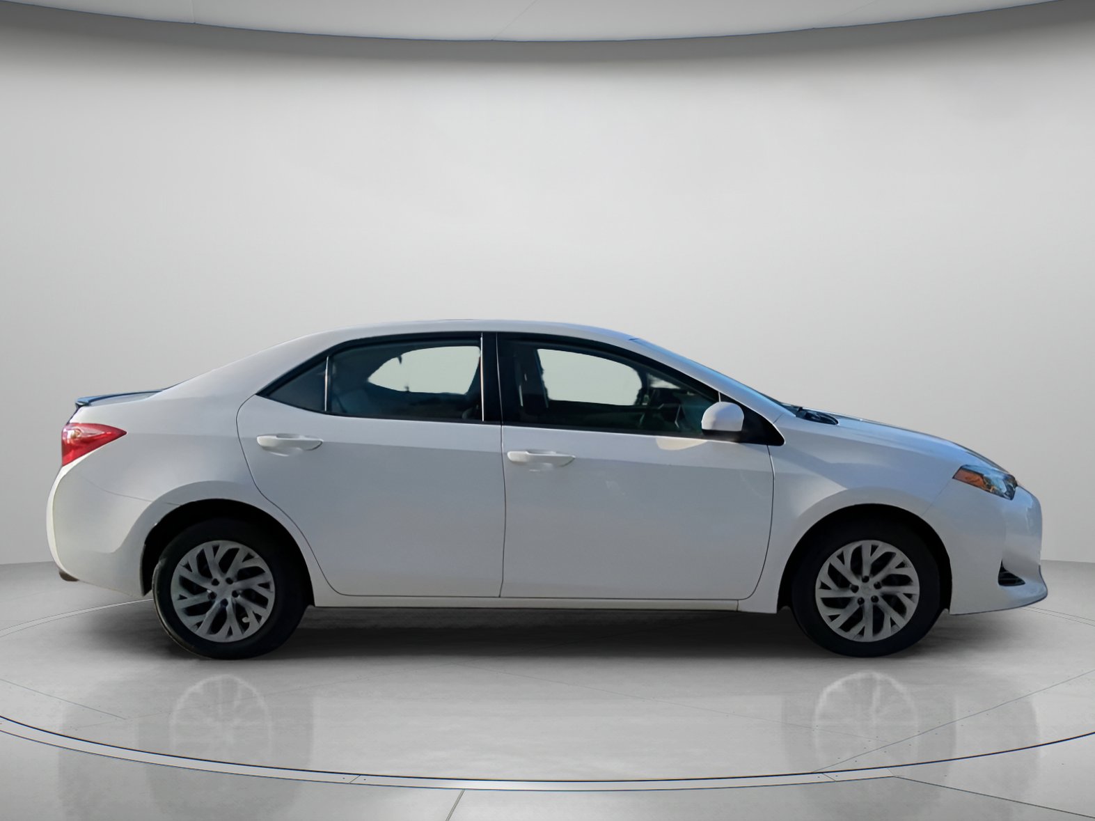 Used 2018 Toyota Corolla LE image 32