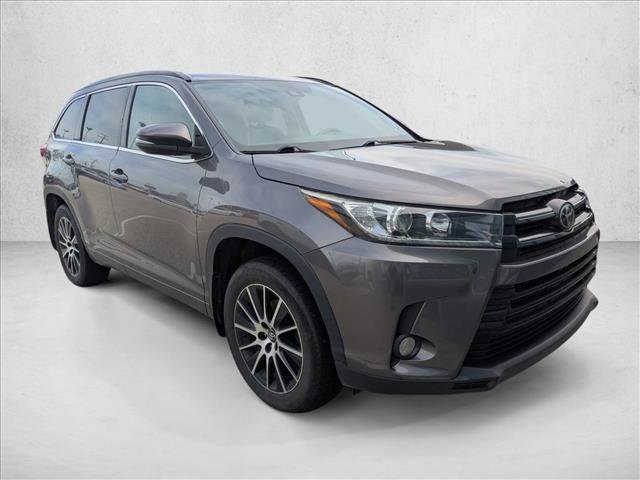 Used 2017 Toyota Highlander SE w/ Carpet Mat Package AWD/4WD image 3